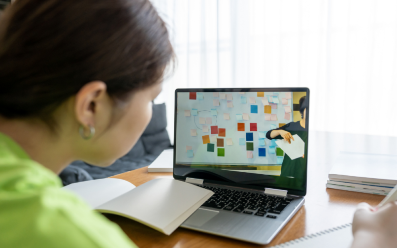 girl looking virtual class